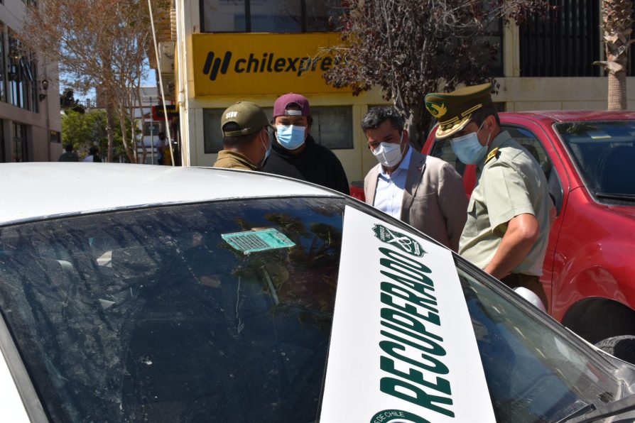 Carabineros devolvió vehículos recuperados a víctimas de portonazos