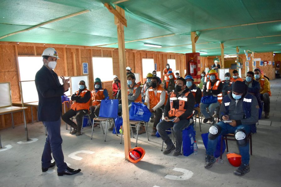 Trabajadores de la construcción reciben atención en terreno sobre IFE Laboral y Subsidio al Empleo Joven