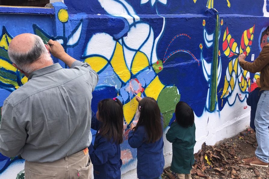 Con creación de un mural y música se celebró el Día de la Niñez en residencia del Servicio Mejor Niñez