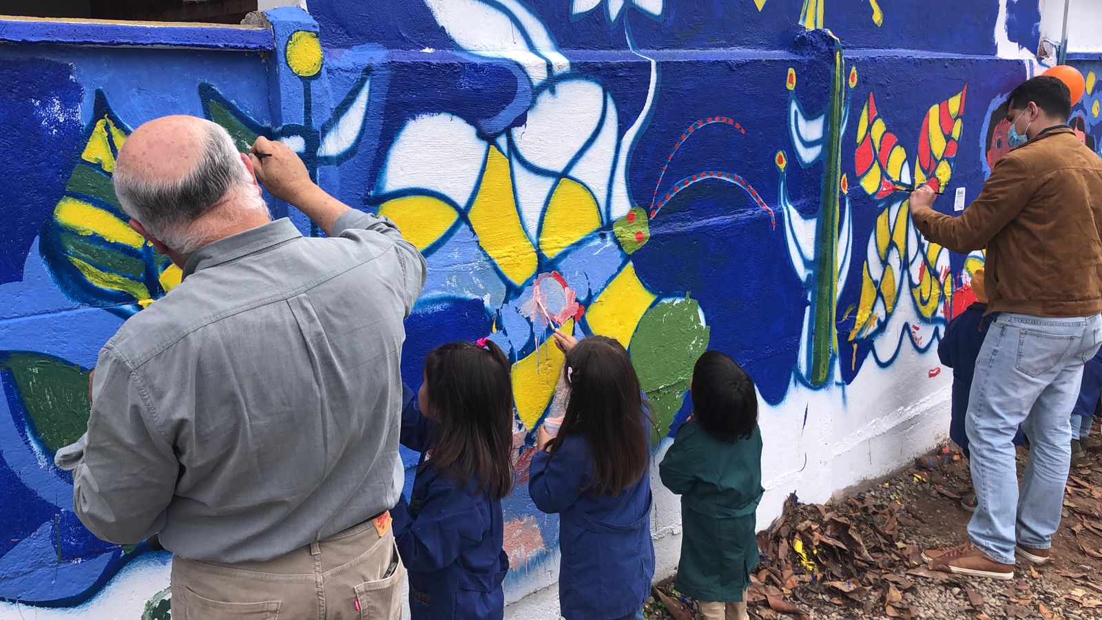 Con creación de un mural y música se celebró el Día de la Niñez en residencia del Servicio Mejor Niñez