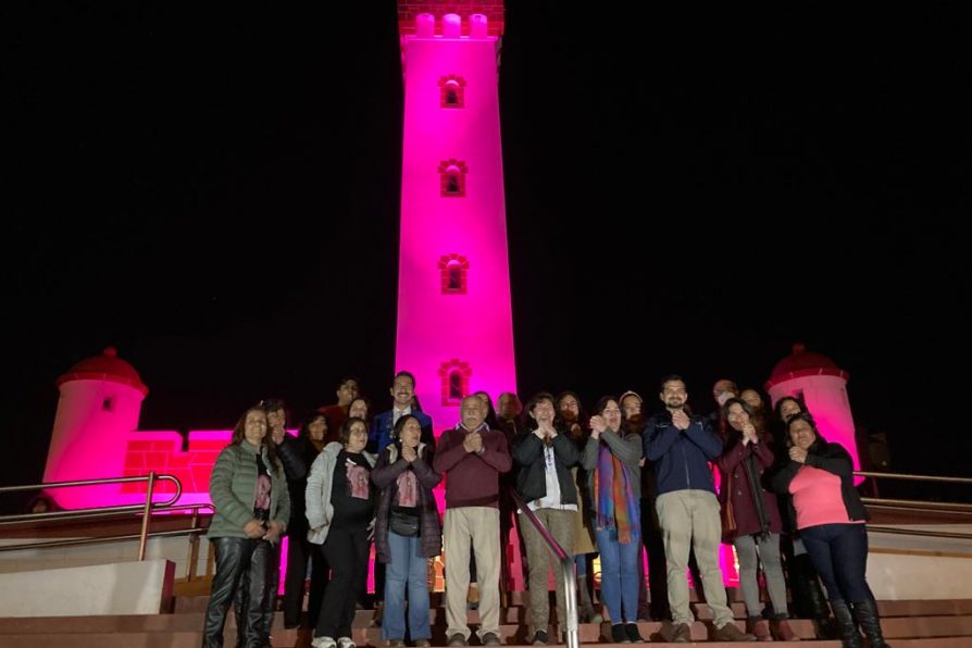 Iluminan El Faro  de rosado para concientizar sobre el Cáncer de Mama