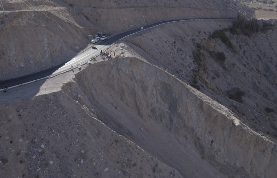 Comprometen medidas para evitar riesgo mayor ante deslizamiento de tierra al costado de la ruta en Paihuano.