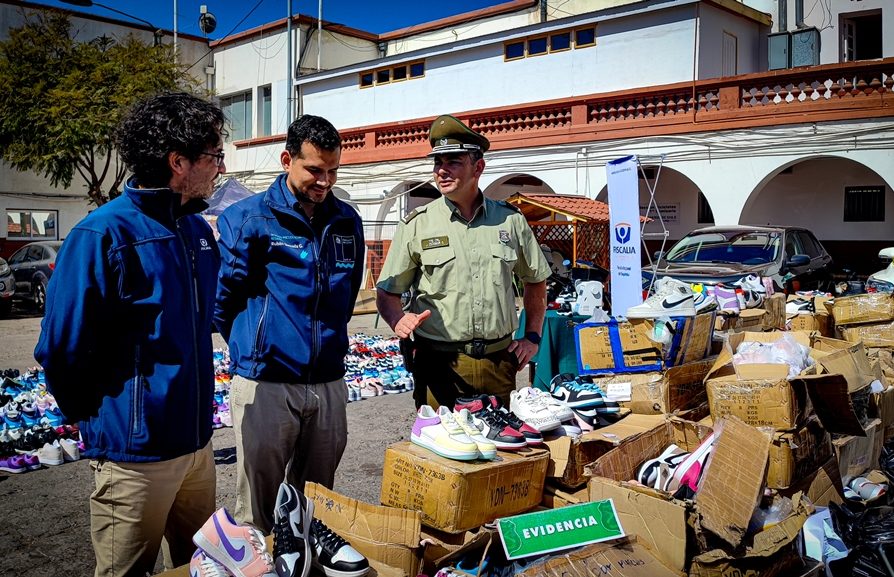 Carabineros realizó millonario decomiso de zapatillas falsificadas: iban a ser vendidas en la Pampilla