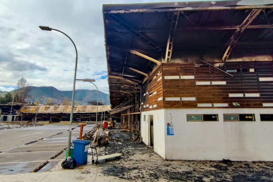 Gobierno coordina apoyos para los afectados tras incendio en la Plaza de Abastos de Illapel.