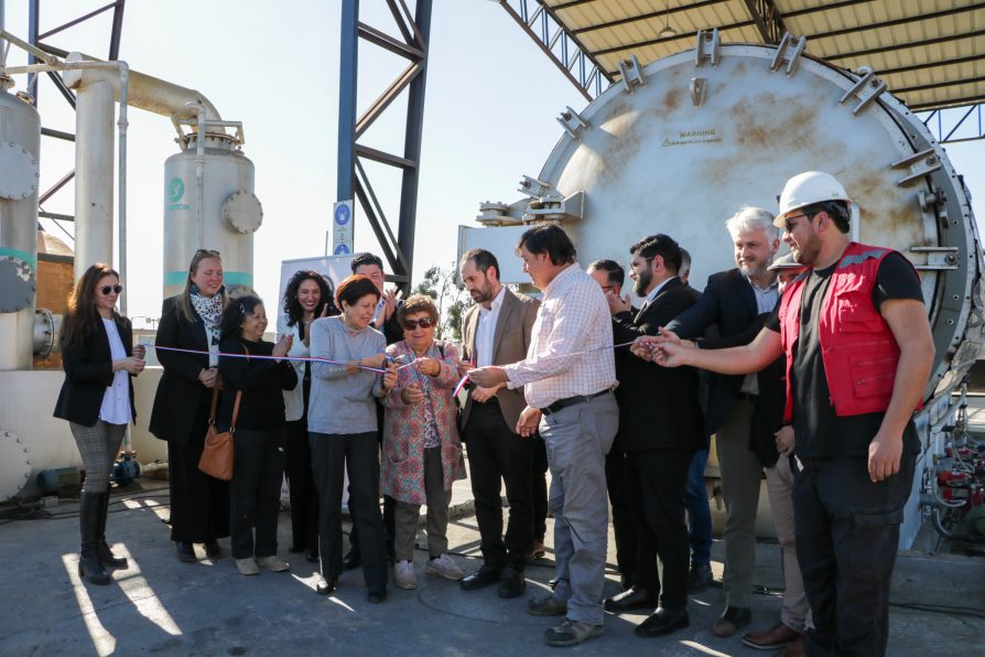 Inauguran la primera planta de pirólisis para reciclaje de neumáticos en desuso en la región de coquimbo.