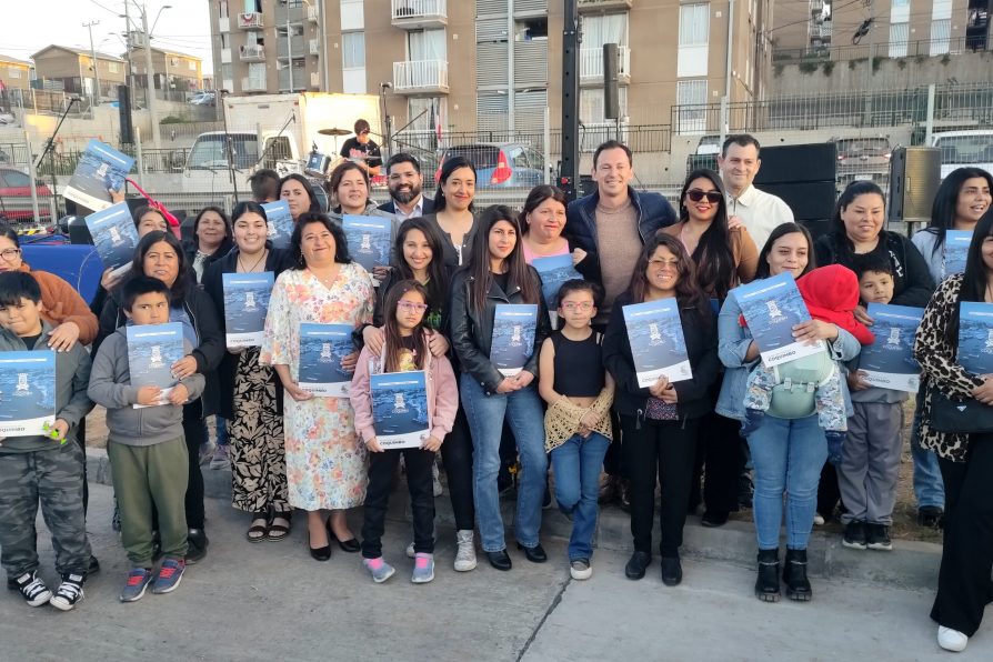 Gobierno entrega escrituras de propiedad a familias del proyecto Balcones de Peñuelas