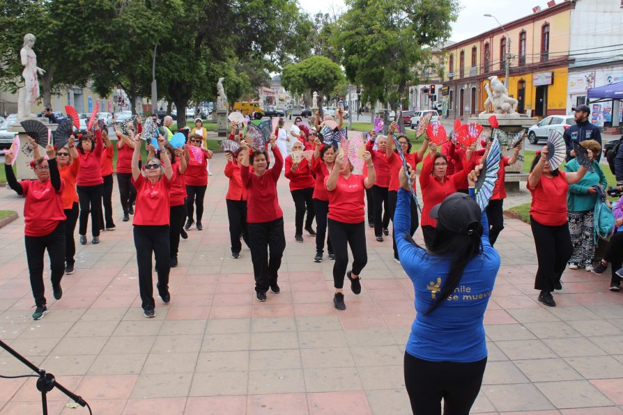 Adultos mayores se toman centro de La Serena con música y deporte