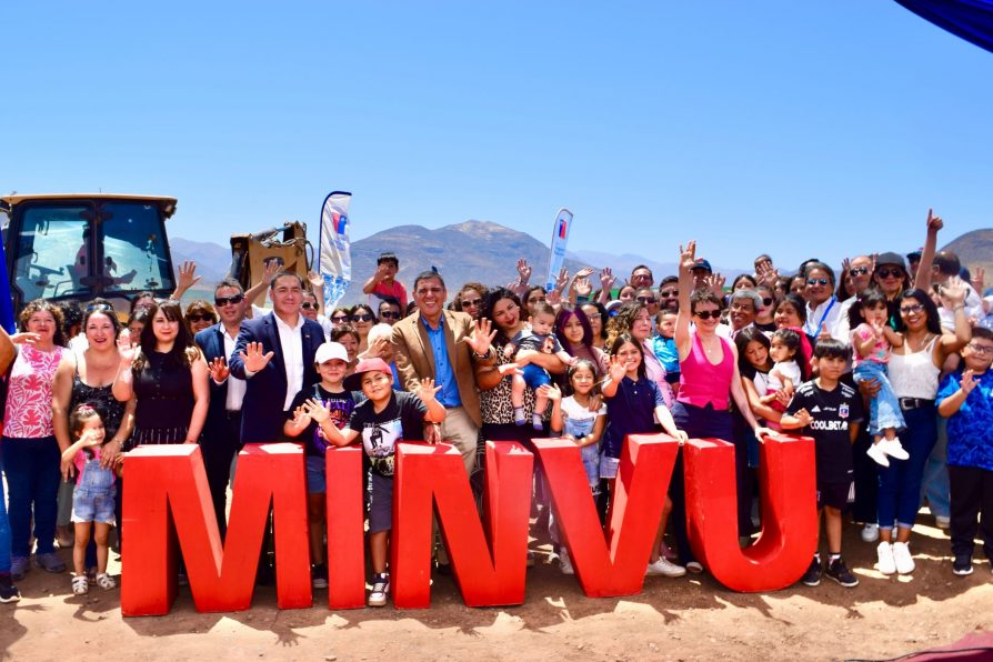 Ministra del Interior y la comunidad dan el vamos a 158 viviendas que se construirán en Monte Patria.