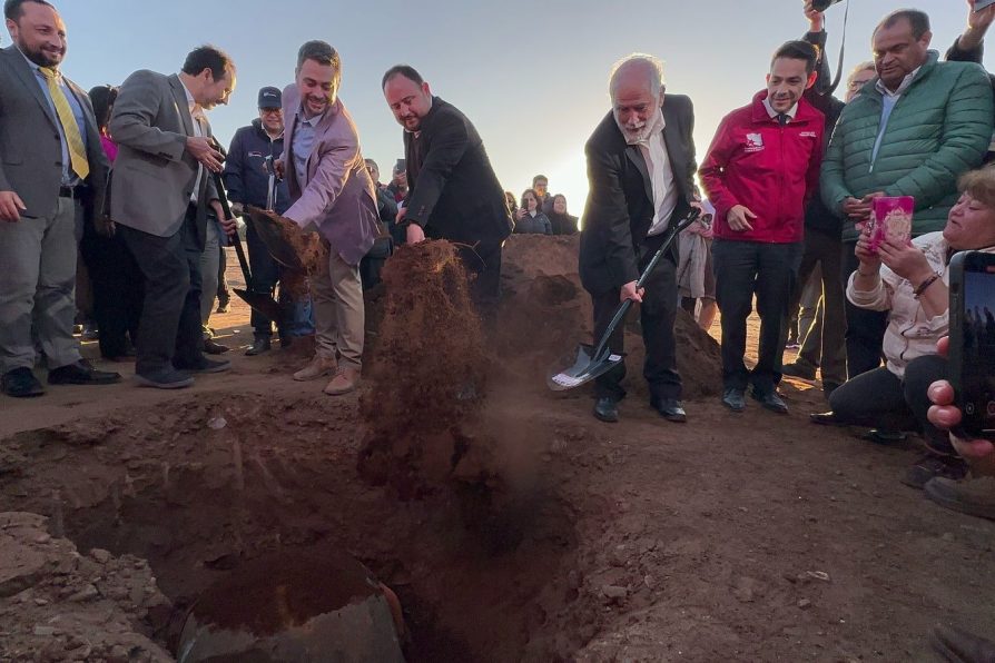 Ministro Montes visita Los Vilos e inicia obras de 3 proyectos para más de 400 familias