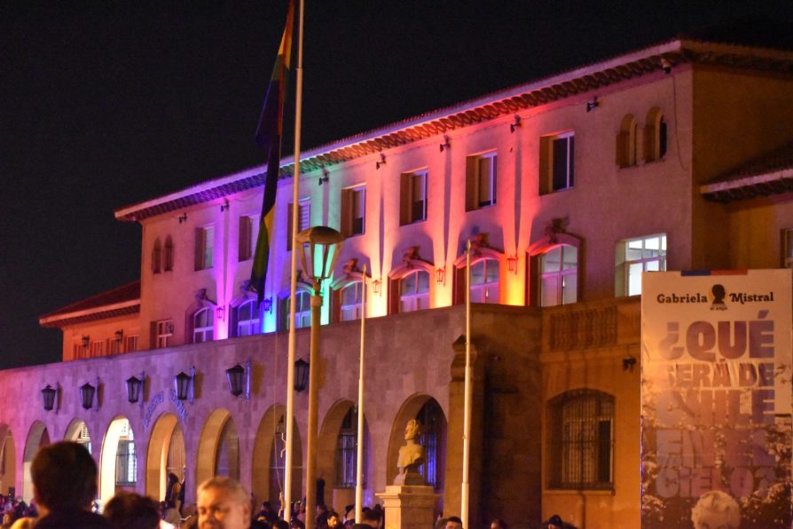 Edificio de la Delegación Presidencial ilumina su frontis por la conmemoración del Día de la Diversidad.