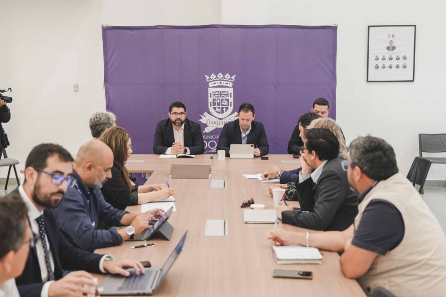 Alcalde Manouchehri y autoridades se reúnen para trazar líneas de acción frente a la marea roja detectada en Tongoy