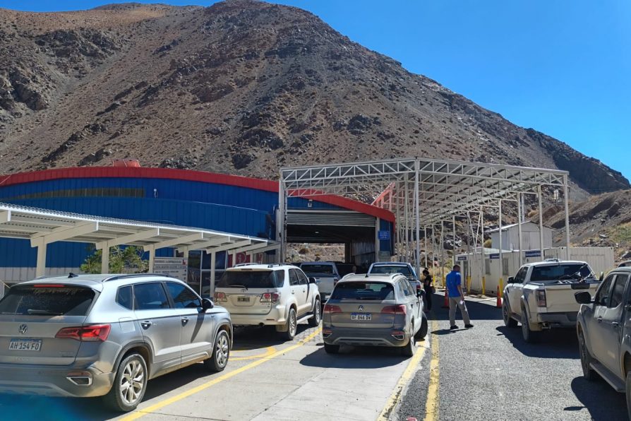 Aumenta flujo de turistas por Paso Agua Negra en la previa de Semana Santa.