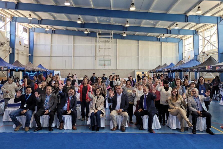 Más de 80 personas cuidadoras de Vicuña participan jornada de servicios para resguardar su bienestar físico, mental y emocional.