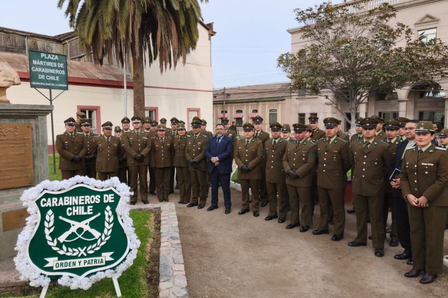 Delegado Presidencial Víctor Pino acompaña a funcionarios de Carabineros de La Serena en la conmemoración del Día del Mártir