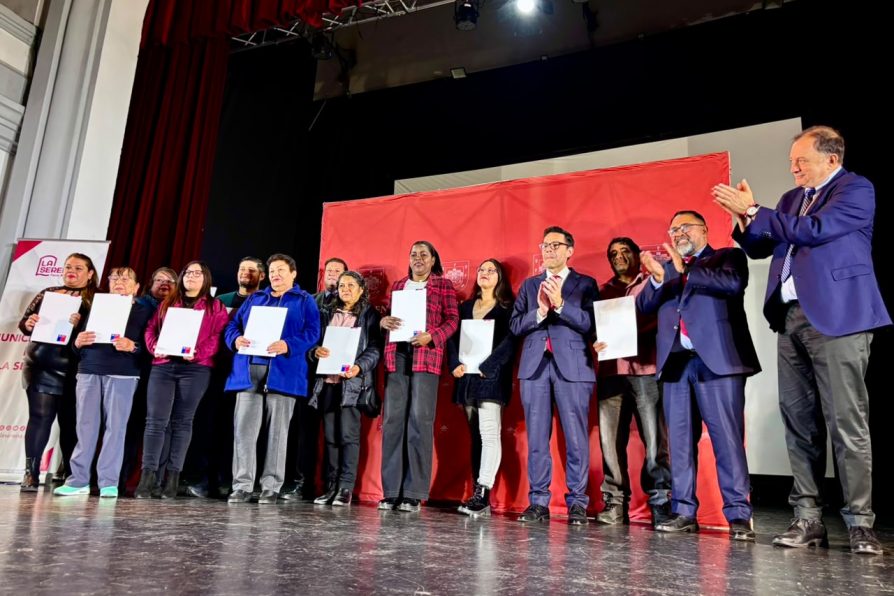 Ministro Poduje encabeza entrega de más de 230 subsidios habitacionales para familias de La Serena