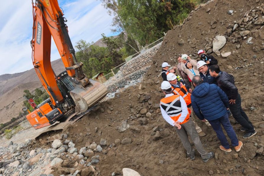 Maquinaria gestionada por la Delegación Presidencial refuerza la recuperación en las comunas de la Región de Coquimbo.