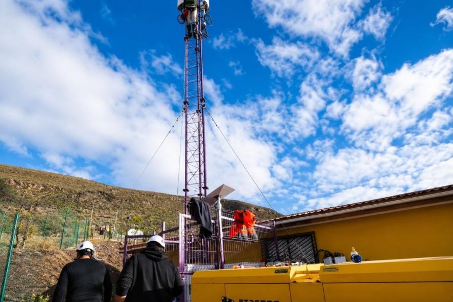 Gobierno despliega antena de emergencia y restablece las comunicaciones en sectores afectados de Río Hurtado.
